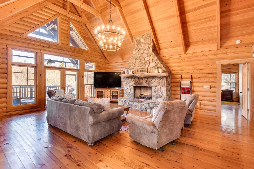 Wooded Cabin Mtn Views, Hot Tub and 2 Decks!