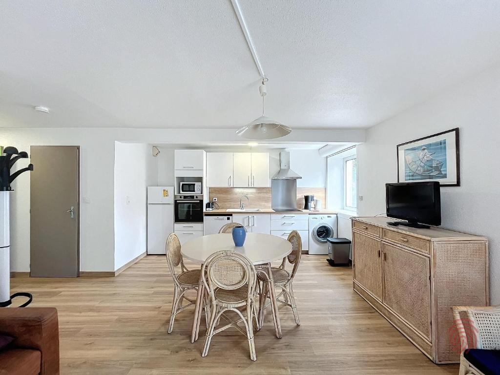 F2 avec terrasse, proche Thermes, animaux acceptés, wifi, parking - FR-1-451-25 - 1