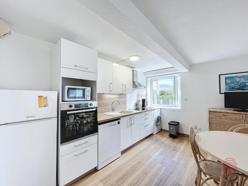 F2 avec terrasse, proche Thermes, animaux acceptés, wifi, parking - FR-1-451-25 - 5