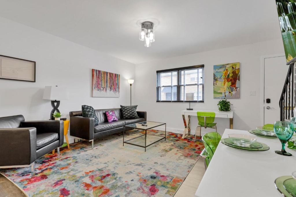 The Worthington - 3 BR 2 5 Bath and Parking, Columbus