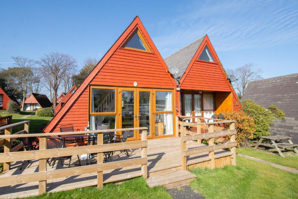 Chalet Eightytwo, Deal