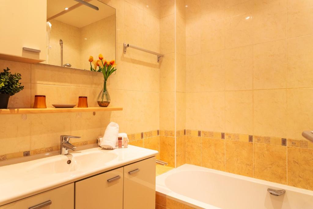LE FRANCE-MASSENET AP3015 by Riviera Holiday Homes - 2