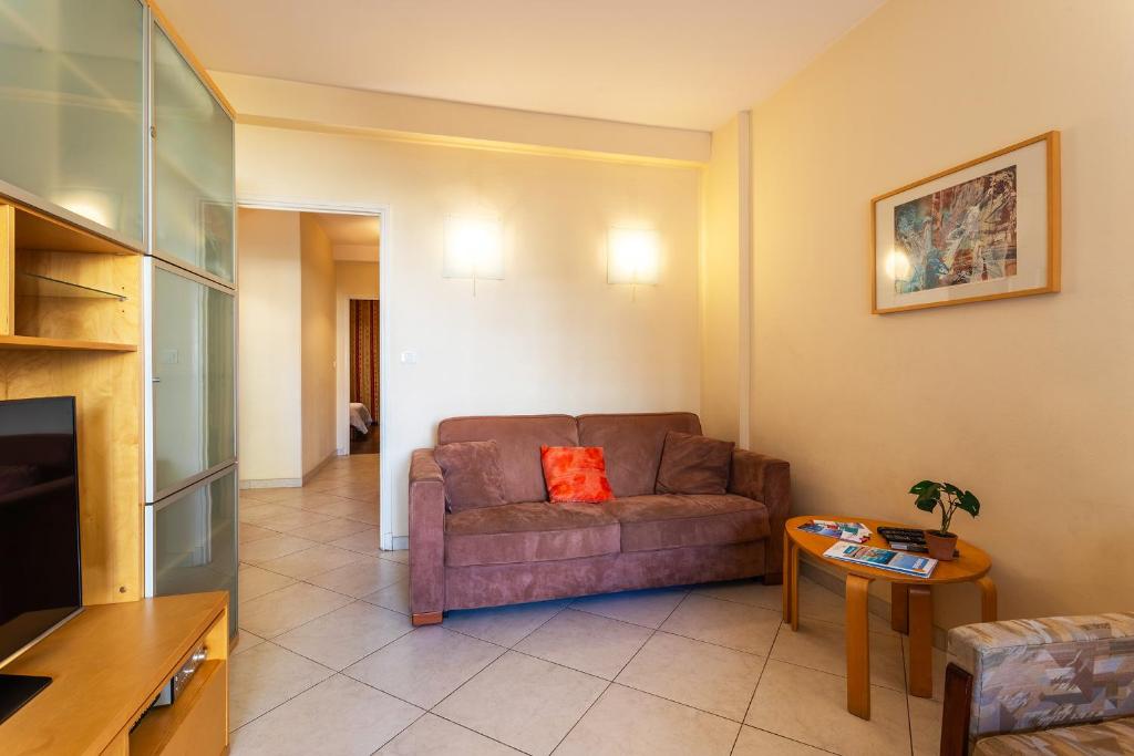 LE FRANCE-MASSENET AP3015 by Riviera Holiday Homes - 4