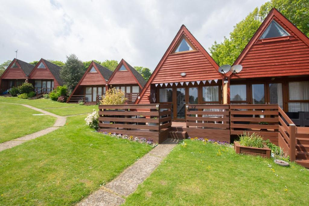 Chalet Ninetytwo, Deal