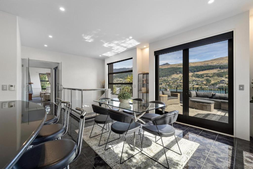 Luxurious Lake View Escape, Frankton