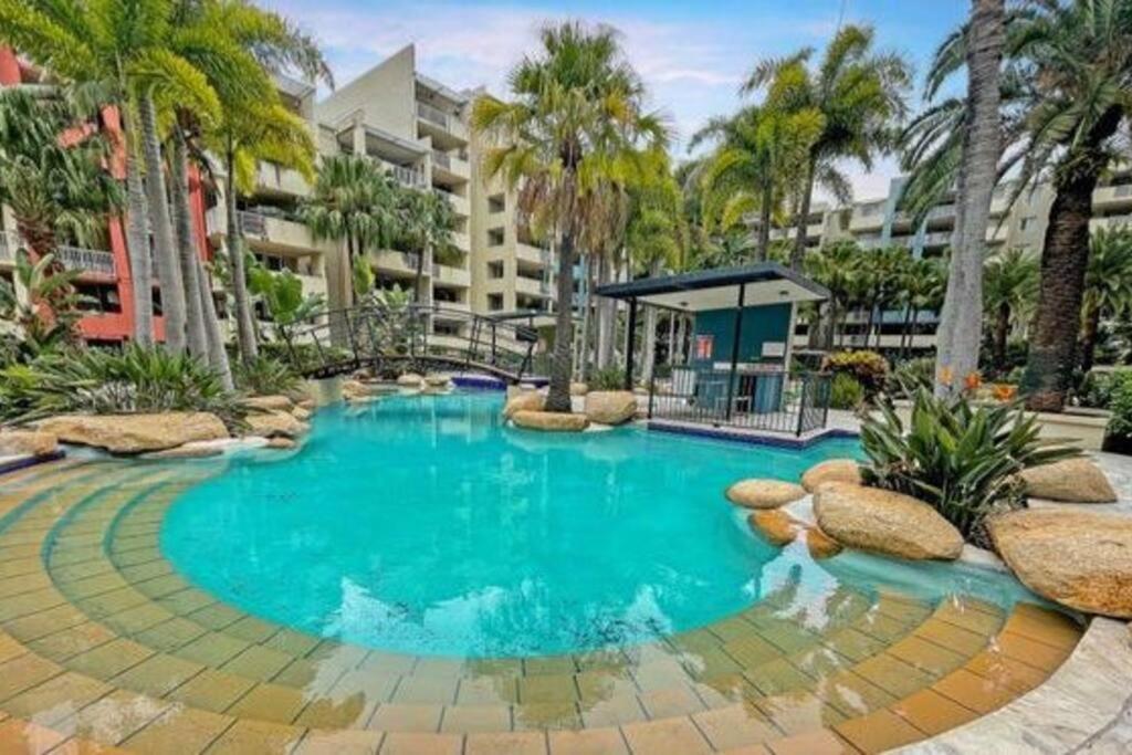 Large studio balcony, spa & pool, Brisbane