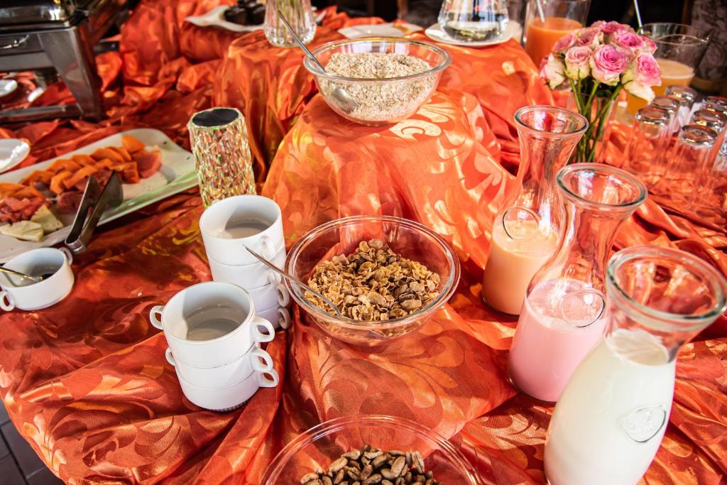 AVANTI HOTEL & CONVENTION CENTER - 4