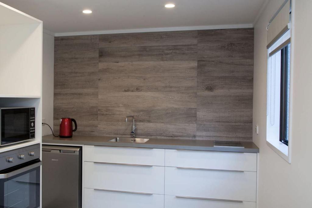Kitchen, Aria on Bank Motel in Dunedin