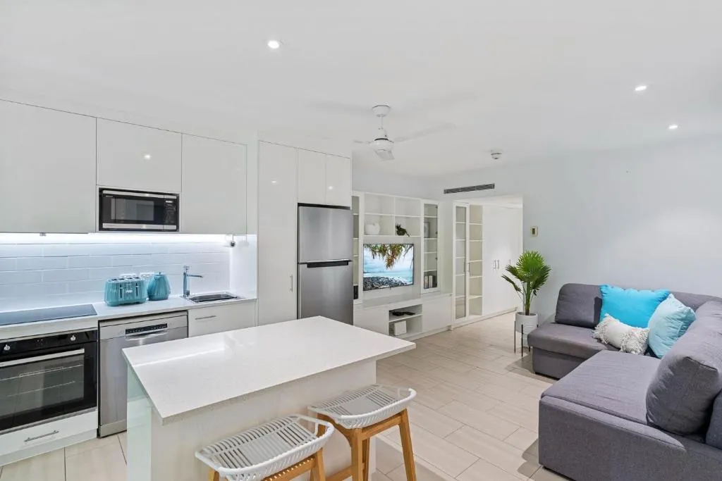 Belle Escapes Drift Beachfront Resort Suite 4403，位于棕榈湾的酒店
