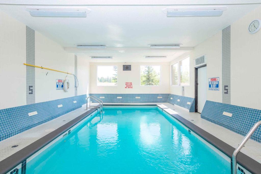 Swimming pool, Sandman Hotel & Suites Prince George in Prince George (BC)
