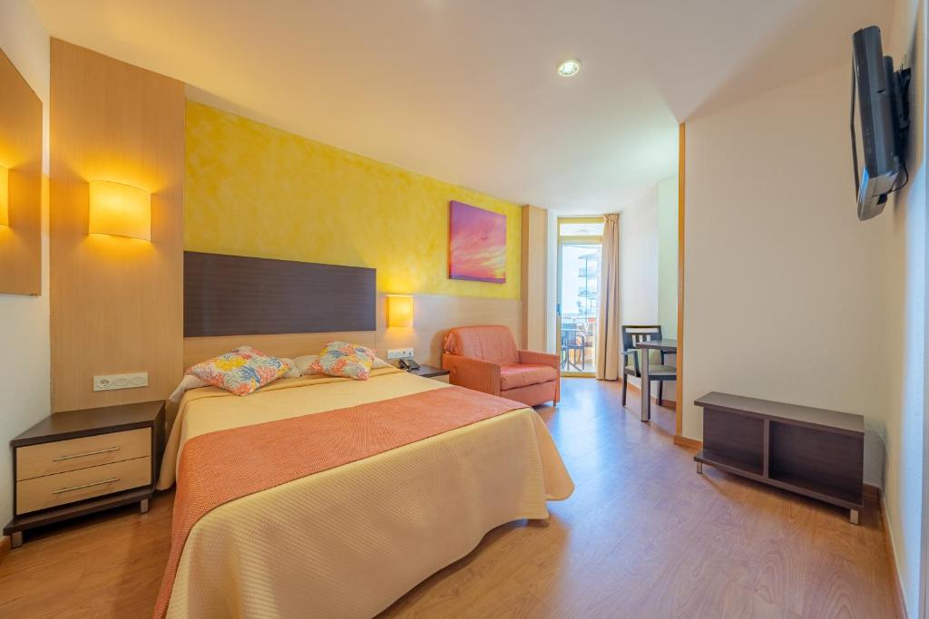 Hotel Blaumar — Hotel rooms in Blanes, Catalonia
