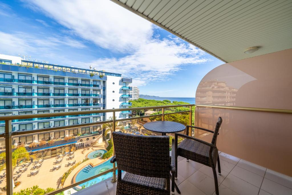 Hotel Blaumar — Hotel building in Blanes, Catalonia