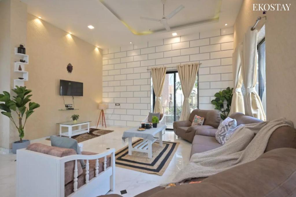 Shared lounge/TV area