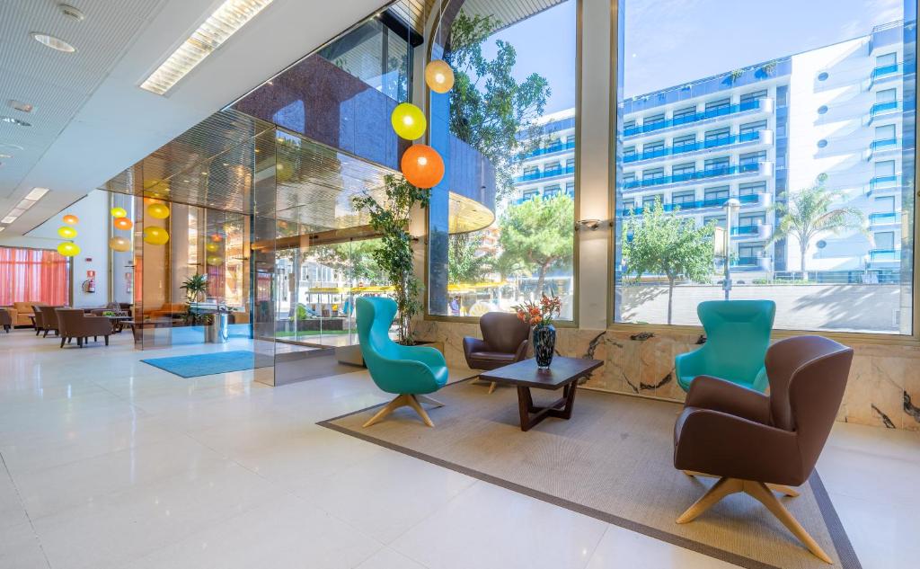 Hotel Blaumar — Hotel building in Blanes, Catalonia