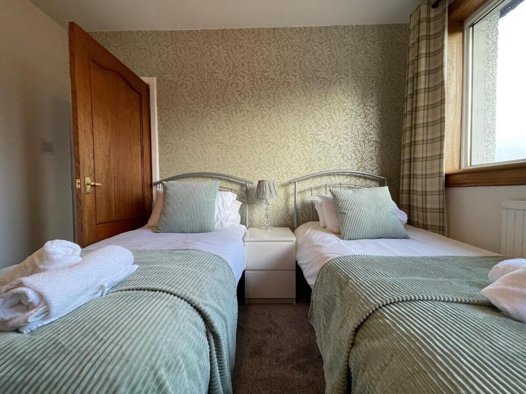 1930s 3Bed House in Quiet Village w/ Large Garden, Bishopton