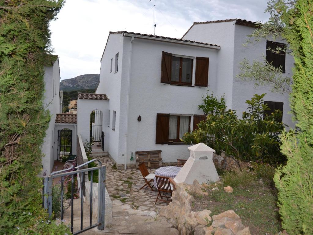 Casa familiar tranquila con piscina, jardín privado, barbacoa y vista al castillo y montañas - ES-323-14 - 2