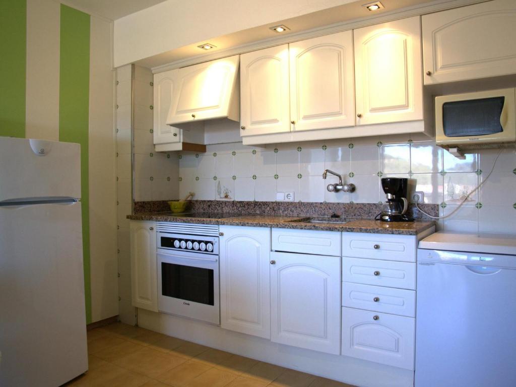Apartamento Amplio en la Playa con Piscina y Aire Acondicionado, Cerca del Centro y Supermercado - ES-323-37 - 4