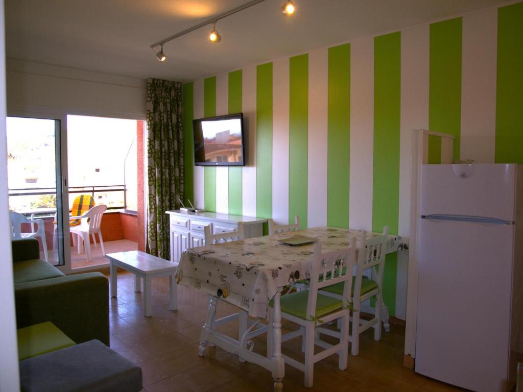 Apartamento Amplio en la Playa con Piscina y Aire Acondicionado, Cerca del Centro y Supermercado - ES-323-37 - 5