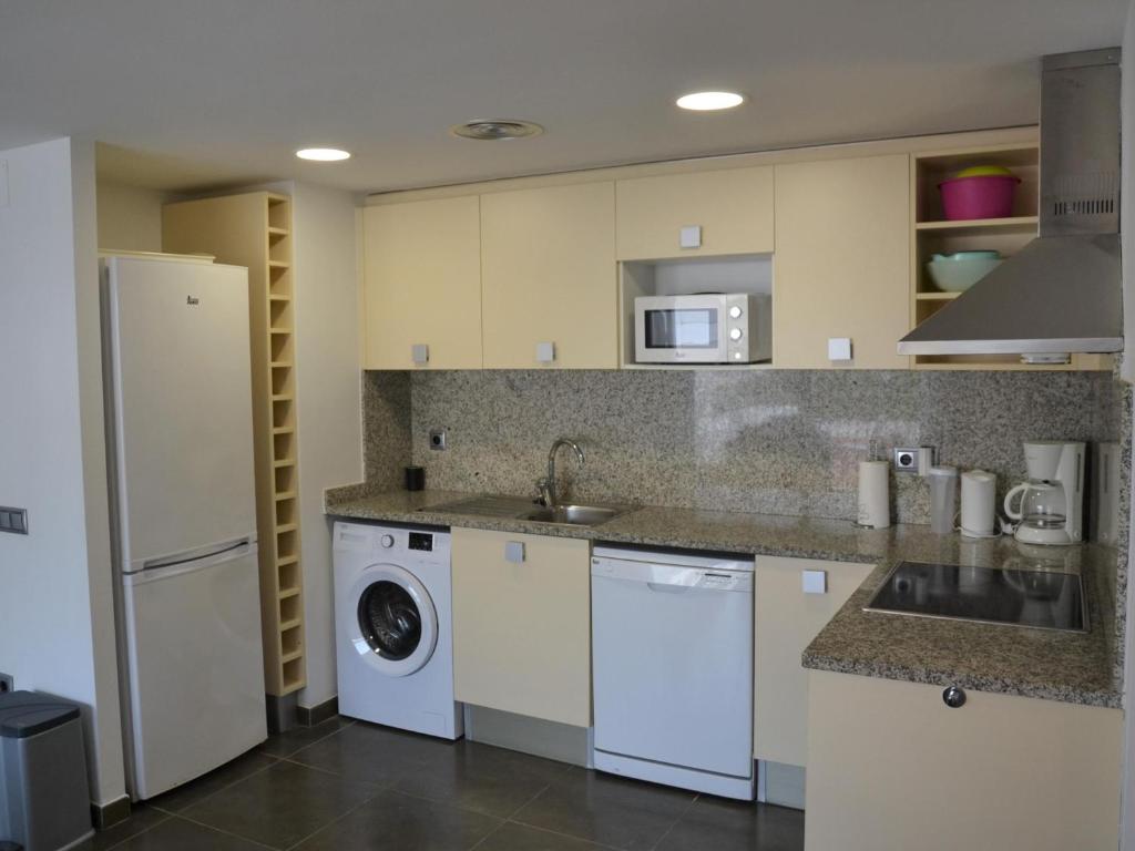 Apartamento céntrico con piscina, parking y a 200m de la playa en L'Estartit - ES-323-41 - 3