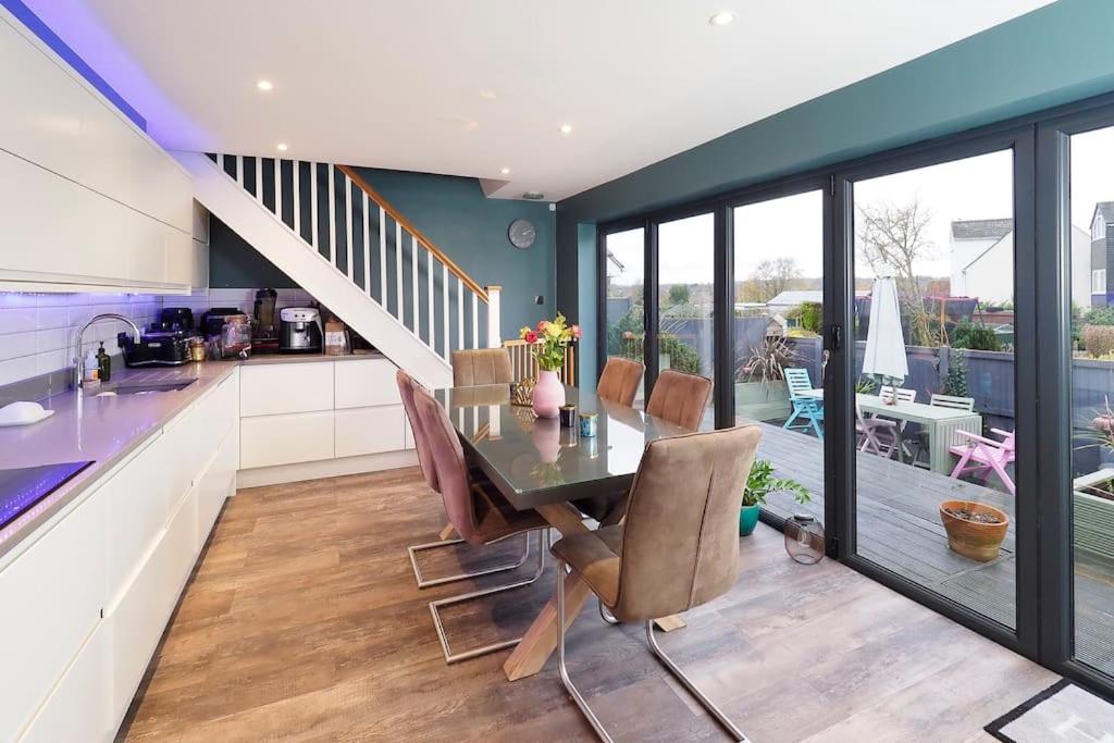 Stunning Bungalow And Views Private Parking for 3 Cars & Tesla Power Point Fee Upon Use, Chartham