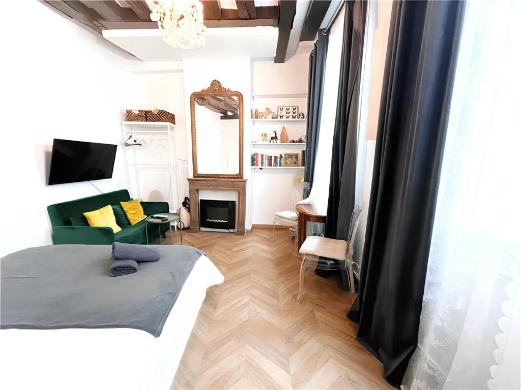 Seine Apartment, Paris
