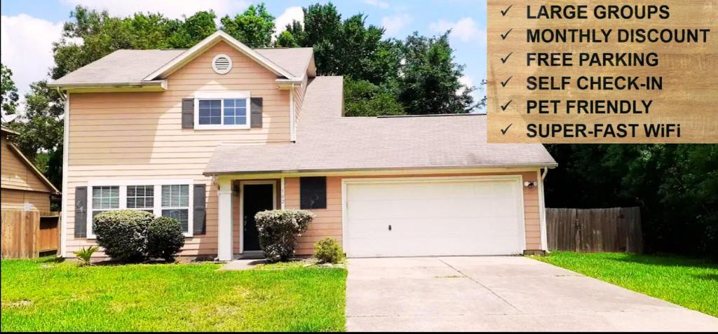 Enjoy Vacation in a Quiet Area with Huge Backyard, Crosby