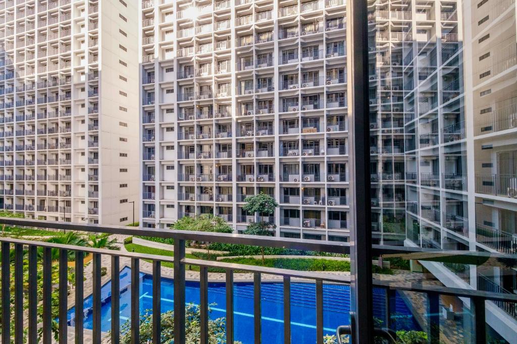 MALL OF ASIA Condo with Balcony Facing Pool @ Shore2, Manila