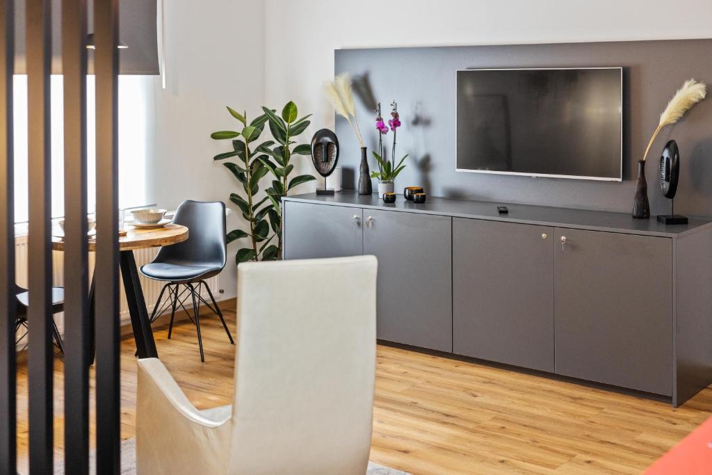 Stylish Tiny City House - 2