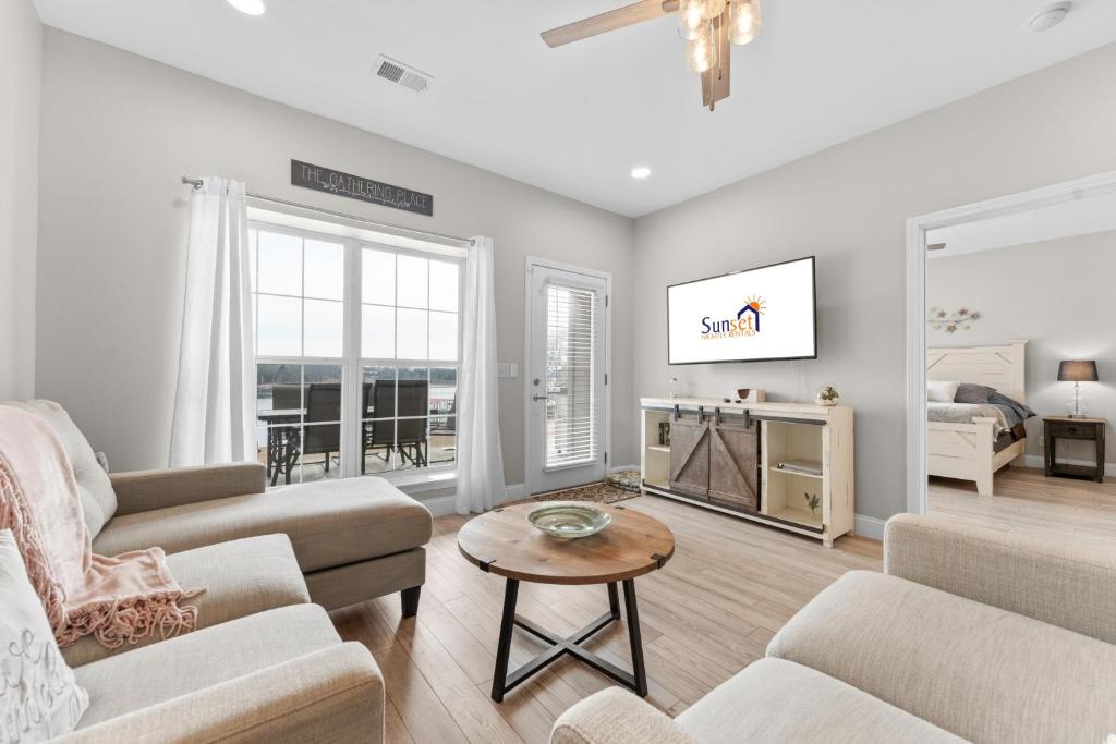 On the Rocks condo, Branson