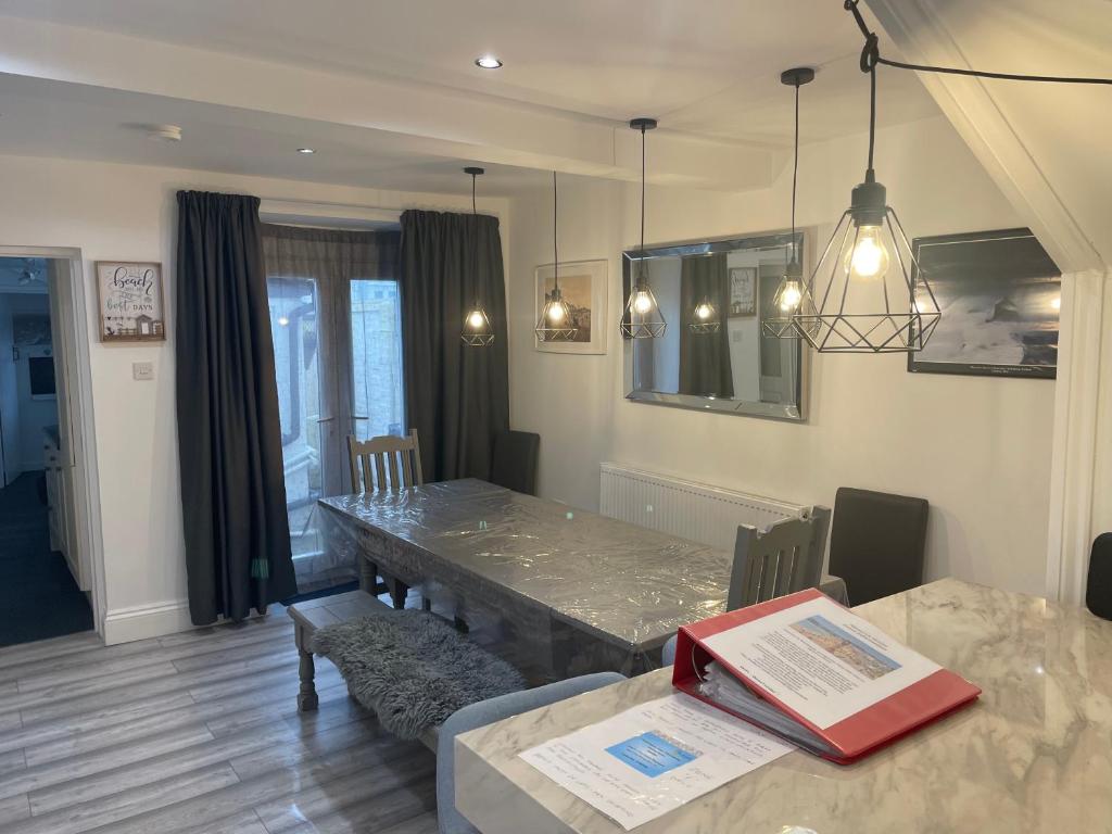 5 bed, 5 bath New refurbishment for 2024. Sleeps 16, 60 yds beach & harbour photo 7