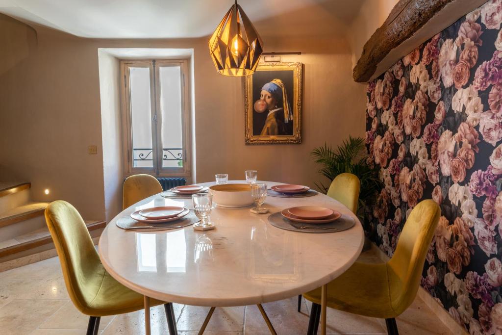 Entire townhouse in the heart of the village - 3