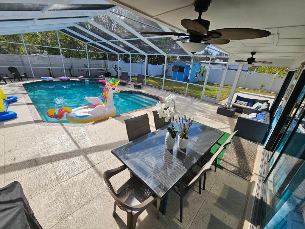 New Heated Pool+HotTub + 13 min to AMI+ 4BR 20ppl, Bradenton