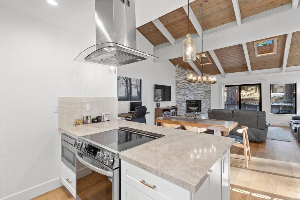 Fun & Air Conditioned Lake Tahoe 3 BR/2.5 BA Home, Incline Village