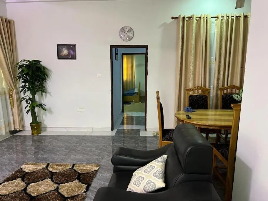 Stunning 2 Bedroom Affordable pl, hotel in Kumasi