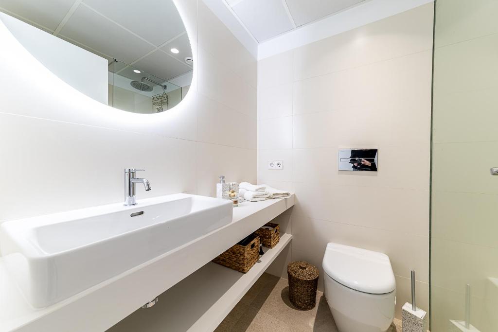 Buena Vista, Panoramic view penthouse with pool - by OYOOSTAYS - 5