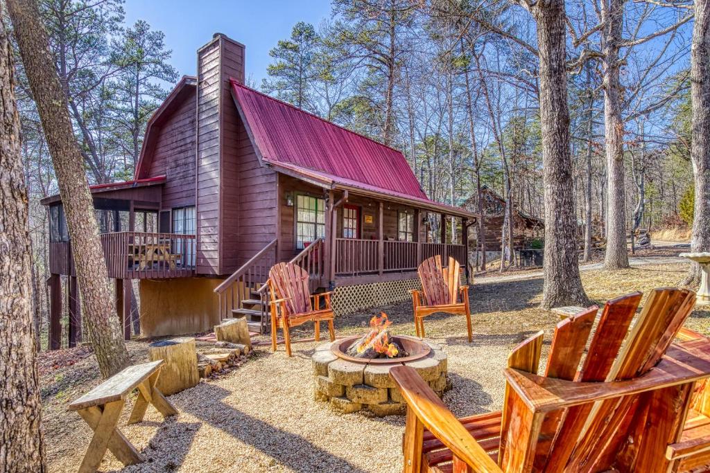 Alpine Retreat - Hot Tub, Arcade, Cozy Cabin Retreat in the Smokies, Sevierville