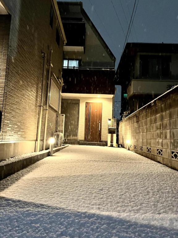 Bon House Kanamachi Direct to Sensoji Skytree Disneyland Airport Free Parking Reservation Required