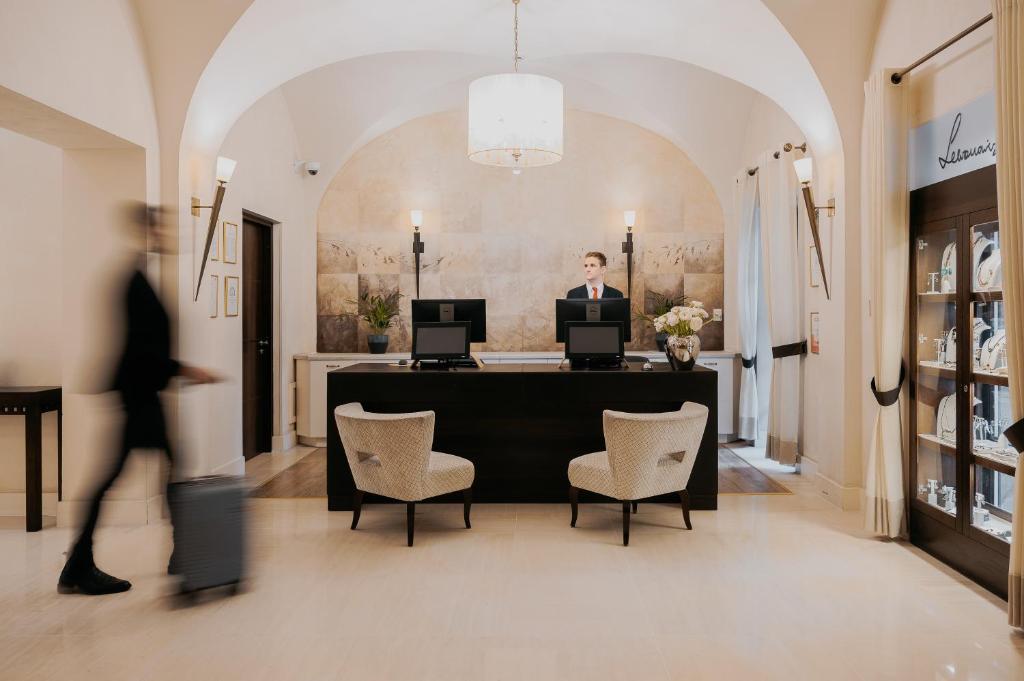 {hotel.hotel_name}