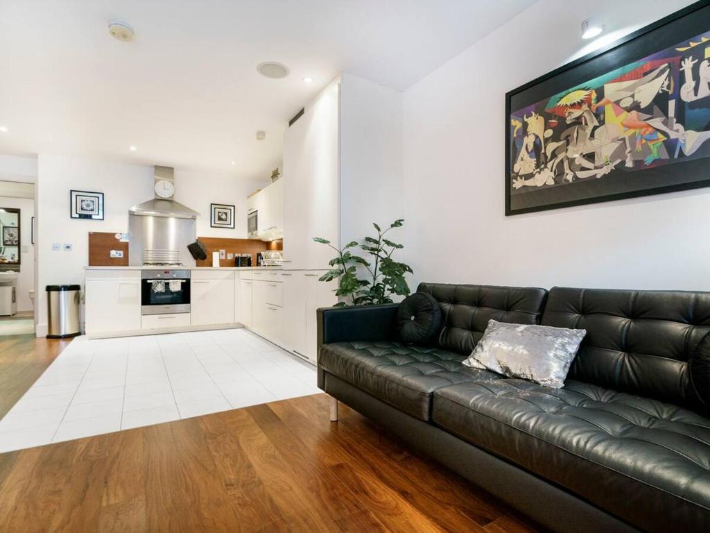 Pass the Keys Cathedral Quarter City Centre Walk Everywhere, Belfast