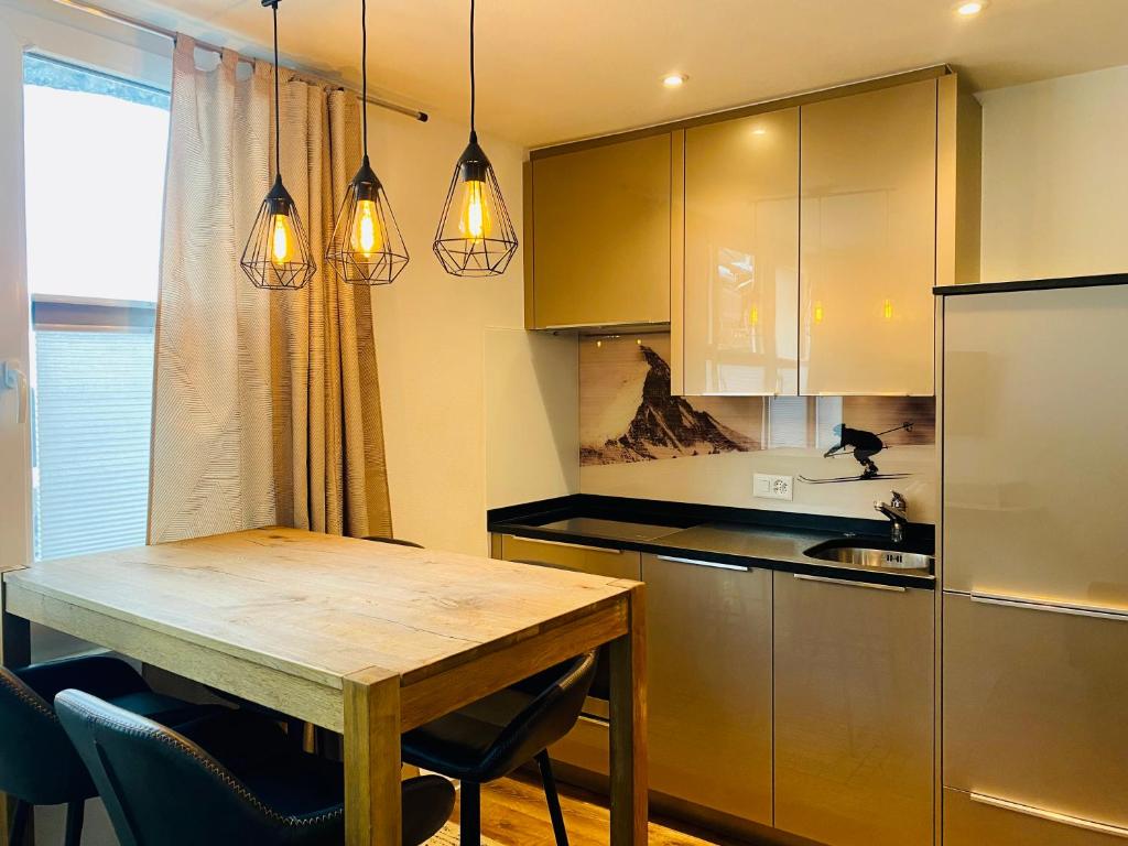 Cosy Modern Apartment with balcony and Matterhorn View - 4