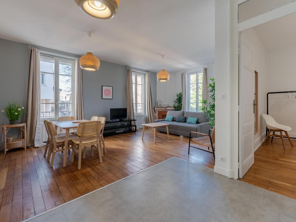 Le Spacieux , 7 personnes, 6 lits, PARKING, proche LYON PARTDIEU, Villeurbanne