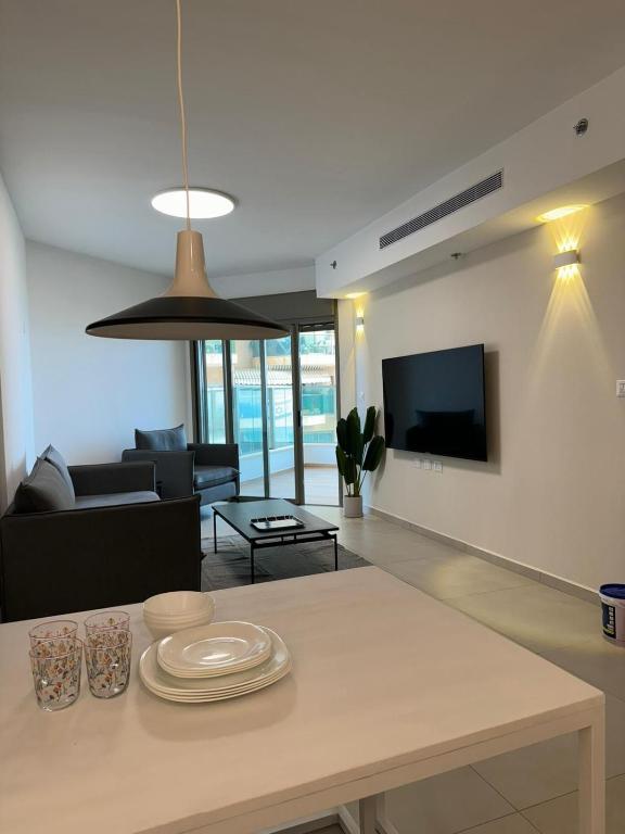 Sunset suite - step from the beach, Aškelon