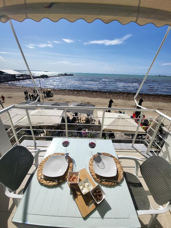 Alex's Apartment 2, Durrës