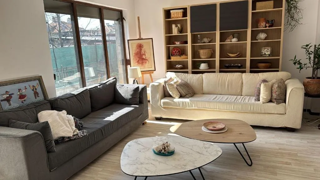 Kazanlak LARGE GUEST HOUSE Apartment near Center with Full Kitchen & Dining Room, King Beds, Garden Patio, Free Parking & Self Check-in Top Value!, hotel v destinaci Kazanlak
