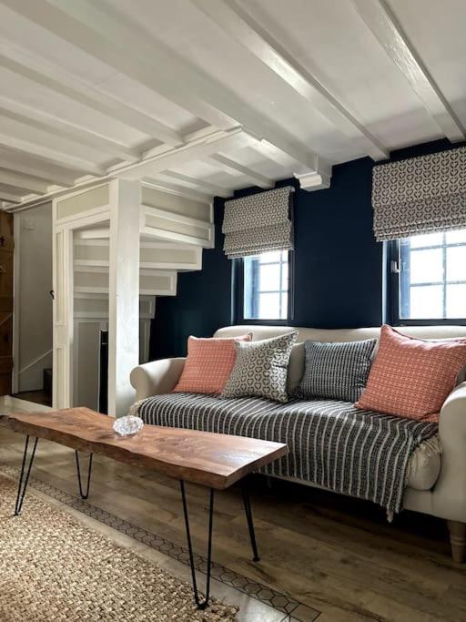 Grade II listed Cottage in Oundle with private courtyard, Oundle