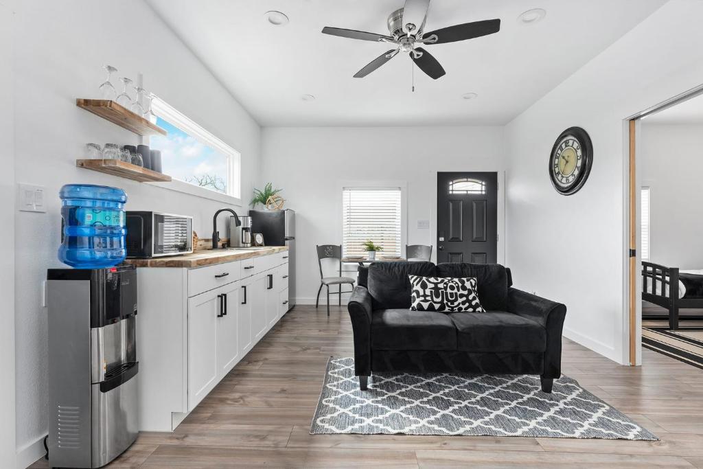 Hidden Cottage mins to Main St and sleeps 4, Fredericksburg