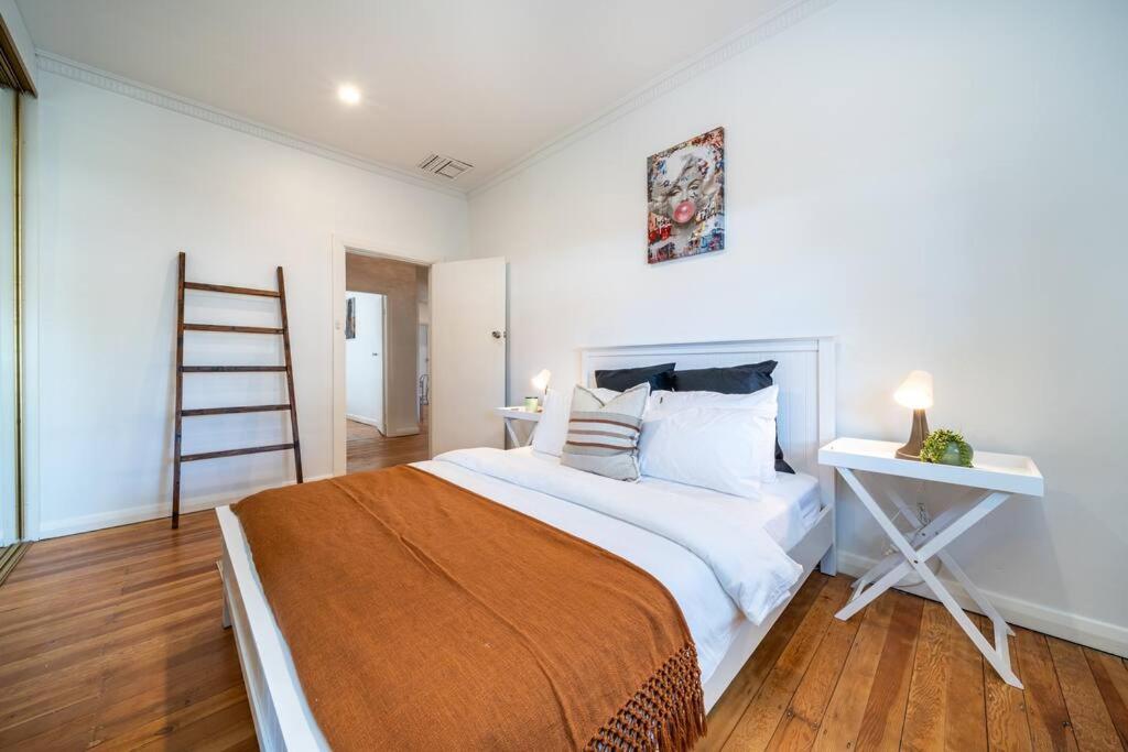 Jupiter & Neptune - In-ground Pool & Mini Bar, Thebarton