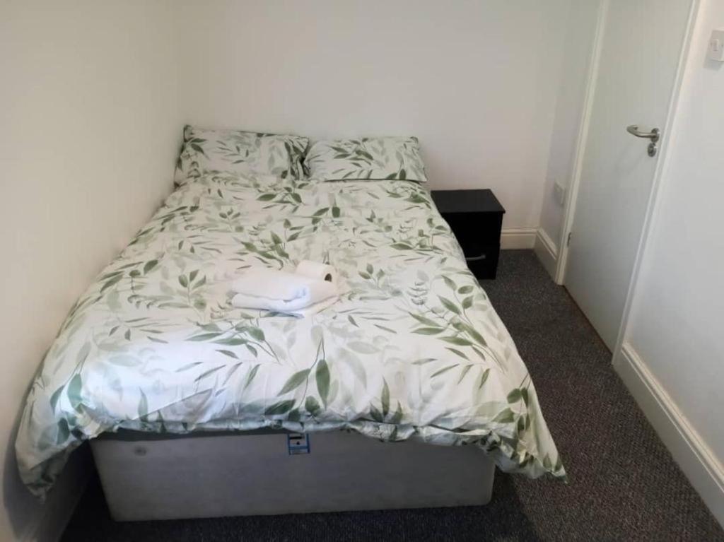 Ensuite double-bed (R4) close to Burnley city centre, Burnley