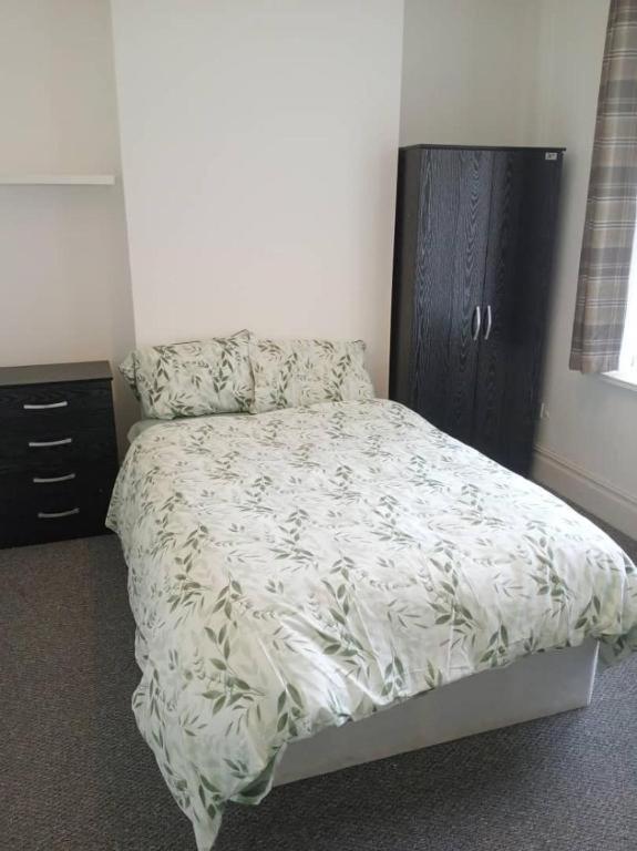 Double bed (R1) close to Burnley city centre, Burnley