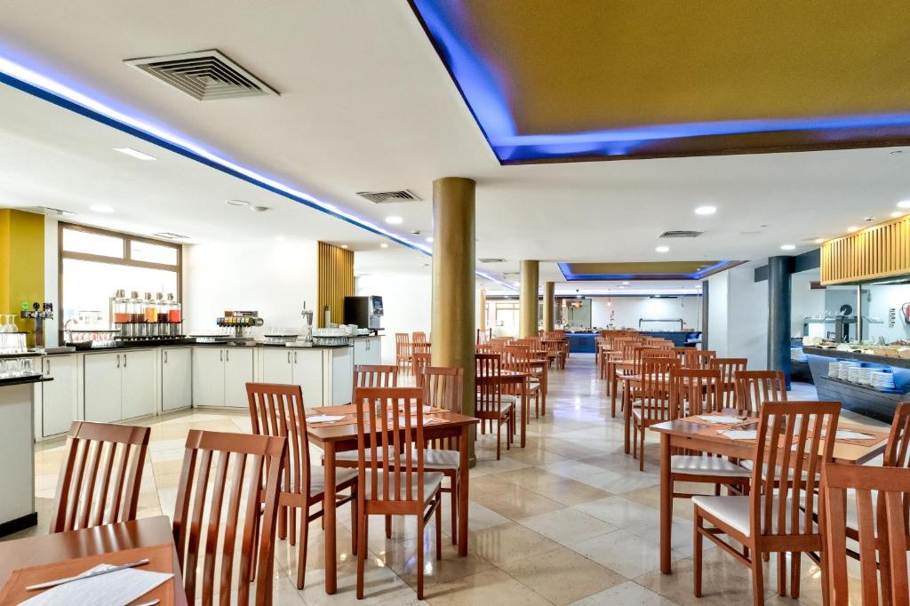 Hotel Chatur Costa Caleta — Restaurant & bars in Caleta De Fuste, Canary Islands